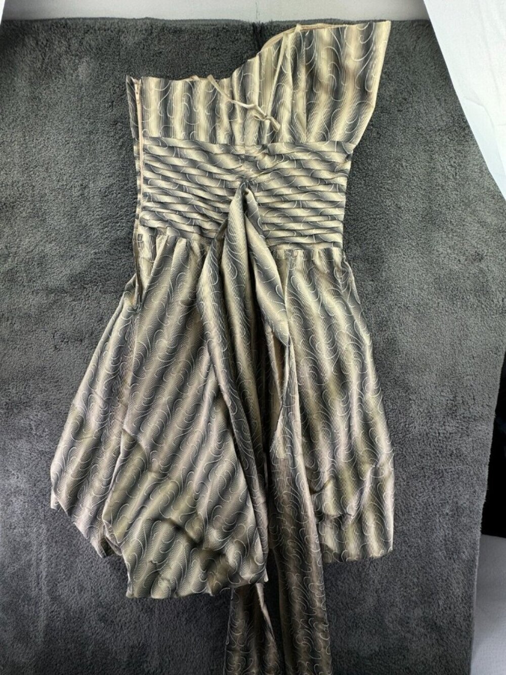 BCBG Maxazria Women Dress Silk Blend Size 2 Tight Short Swirly Print Ruffled